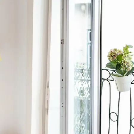 Altido Chic 1br Apt With Balcony Close By Graca Viewpoint And Tram Stops Apartamento *