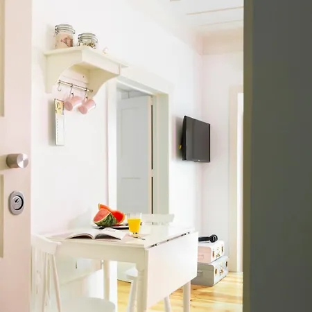 Altido Chic 1br Apt With Balcony Close By Graca Viewpoint And Tram Stops Apartamento Lisboa
