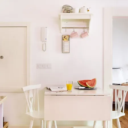 Altido Chic 1br Apt With Balcony Close By Graca Viewpoint And Tram Stops Lisboa