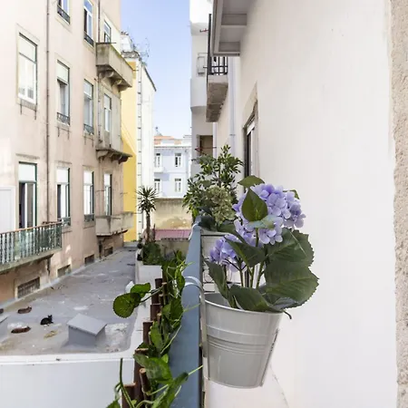 Altido Chic 1br Apt With Balcony Close By Graca Viewpoint And Tram Stops Lisboa
